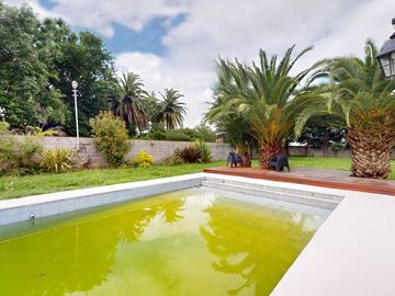 CASA DE 5 DORM. EN VENTA LA PLATA- PILETA Y PARQUE