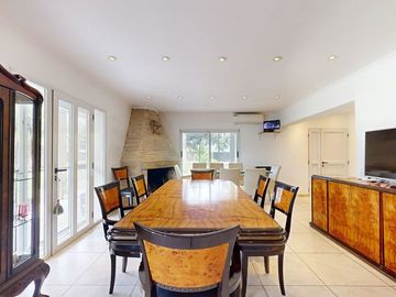 CASA DE 5 DORM. EN VENTA LA PLATA- PILETA Y PARQUE