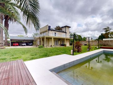 CASA DE 5 DORM. EN VENTA LA PLATA- PILETA Y PARQUE