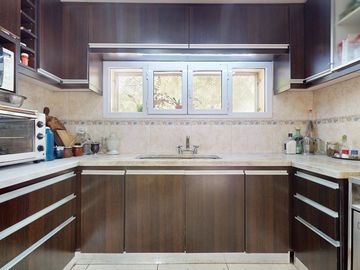 CASA DE 5 DORM. EN VENTA LA PLATA- PILETA Y PARQUE