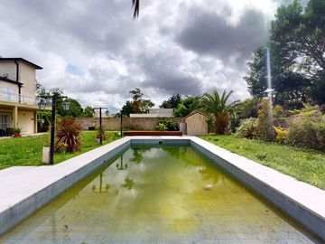 CASA DE 5 DORM. EN VENTA LA PLATA- PILETA Y PARQUE