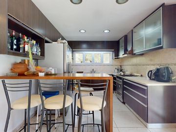 CASA DE 5 DORM. EN VENTA LA PLATA- PILETA Y PARQUE