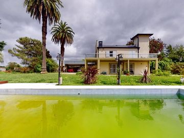 CASA DE 5 DORM. EN VENTA LA PLATA- PILETA Y PARQUE