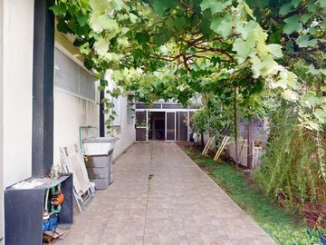 CASA DE 5 DORM. EN VENTA LA PLATA- PILETA Y PARQUE