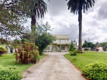 CASA DE 5 DORM. EN VENTA LA PLATA- PILETA Y PARQUE