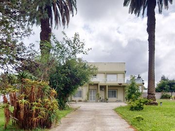 CASA DE 5 DORM. EN VENTA LA PLATA- PILETA Y PARQUE