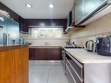 CASA DE 5 DORM. EN VENTA LA PLATA- PILETA Y PARQUE