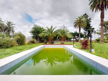 CASA DE 5 DORM. EN VENTA LA PLATA- PILETA Y PARQUE