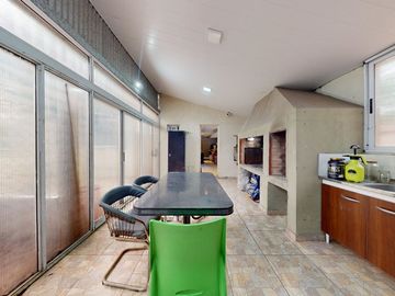 CASA DE 5 DORM. EN VENTA LA PLATA- PILETA Y PARQUE