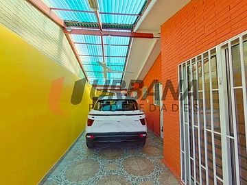 CASA CON EXCELENTE UBICACIÓN LA FLORIDA