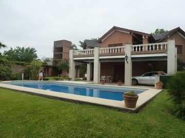 VENTA -  Casa 3 Dormitorios, Jardín y Piscina -  Garita 10, Funes.