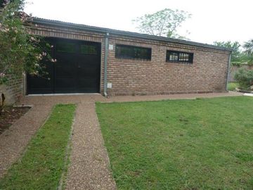 VENTA -  Casa 3 Dormitorios, Jardín y Piscina -  Garita 10, Funes.