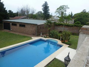 VENTA -  Casa 3 Dormitorios, Jardín y Piscina -  Garita 10, Funes.