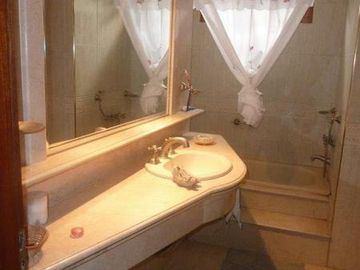 VENTA -  Casa 3 Dormitorios, Jardín y Piscina -  Garita 10, Funes.