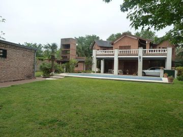 VENTA -  Casa 3 Dormitorios, Jardín y Piscina -  Garita 10, Funes.