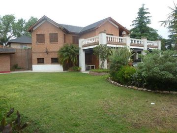 VENTA -  Casa 3 Dormitorios, Jardín y Piscina -  Garita 10, Funes.