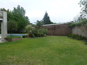 VENTA -  Casa 3 Dormitorios, Jardín y Piscina -  Garita 10, Funes.