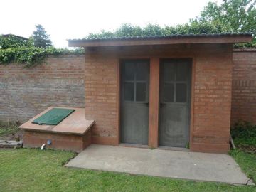VENTA -  Casa 3 Dormitorios, Jardín y Piscina -  Garita 10, Funes.