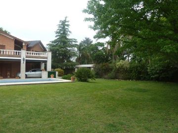 VENTA -  Casa 3 Dormitorios, Jardín y Piscina -  Garita 10, Funes.