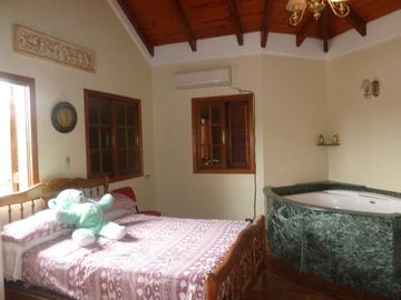 VENTA -  Casa 3 Dormitorios, Jardín y Piscina -  Garita 10, Funes.