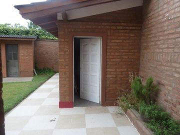 VENTA -  Casa 3 Dormitorios, Jardín y Piscina -  Garita 10, Funes.