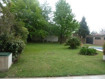 VENTA -  Casa 3 Dormitorios, Jardín y Piscina -  Garita 10, Funes.