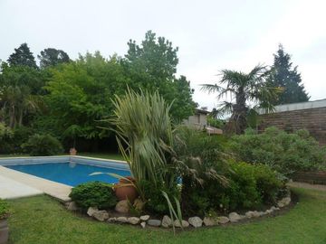 VENTA -  Casa 3 Dormitorios, Jardín y Piscina -  Garita 10, Funes.