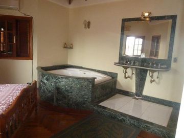 VENTA -  Casa 3 Dormitorios, Jardín y Piscina -  Garita 10, Funes.