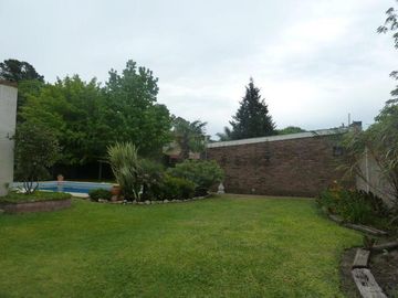 VENTA -  Casa 3 Dormitorios, Jardín y Piscina -  Garita 10, Funes.