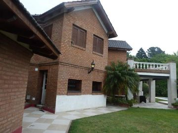VENTA -  Casa 3 Dormitorios, Jardín y Piscina -  Garita 10, Funes.