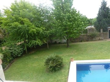 VENTA -  Casa 3 Dormitorios, Jardín y Piscina -  Garita 10, Funes.