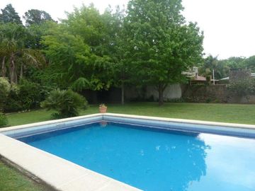 VENTA -  Casa 3 Dormitorios, Jardín y Piscina -  Garita 10, Funes.