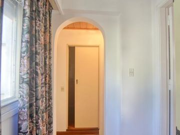 Chlalet en 2 plantas de 4 ambientes, toilette, gran parque con quincho y pileta, Dpto. 2 amb 35 m2.
