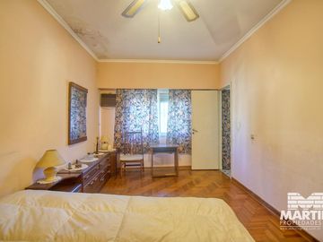 Chlalet en 2 plantas de 4 ambientes, toilette, gran parque con quincho y pileta, Dpto. 2 amb 35 m2.