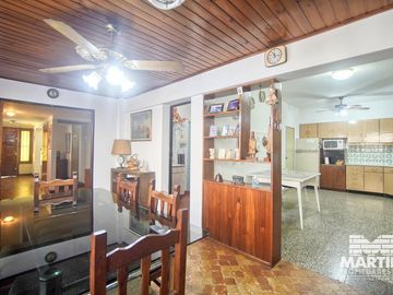 Chlalet en 2 plantas de 4 ambientes, toilette, gran parque con quincho y pileta, Dpto. 2 amb 35 m2.