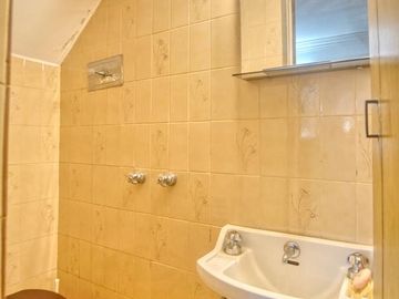 Chlalet en 2 plantas de 4 ambientes, toilette, gran parque con quincho y pileta, Dpto. 2 amb 35 m2.