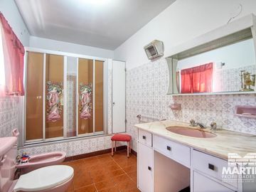 Chlalet en 2 plantas de 4 ambientes, toilette, gran parque con quincho y pileta, Dpto. 2 amb 35 m2.