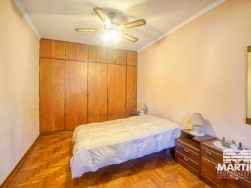 Chlalet en 2 plantas de 4 ambientes, toilette, gran parque con quincho y pileta, Dpto. 2 amb 35 m2.