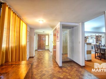 Chlalet en 2 plantas de 4 ambientes, toilette, gran parque con quincho y pileta, Dpto. 2 amb 35 m2.