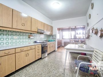 Chlalet en 2 plantas de 4 ambientes, toilette, gran parque con quincho y pileta, Dpto. 2 amb 35 m2.