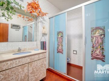 Chlalet en 2 plantas de 4 ambientes, toilette, gran parque con quincho y pileta, Dpto. 2 amb 35 m2.