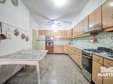 Chlalet en 2 plantas de 4 ambientes, toilette, gran parque con quincho y pileta, Dpto. 2 amb 35 m2.