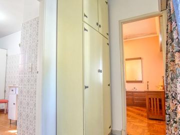Chlalet en 2 plantas de 4 ambientes, toilette, gran parque con quincho y pileta, Dpto. 2 amb 35 m2.
