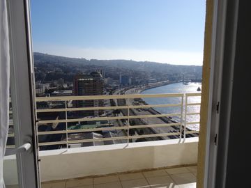 EXCLUSIVO DÚPLEX, MODERNIDAD Y VISTA PANORÁMICA A VAPARAÍSO