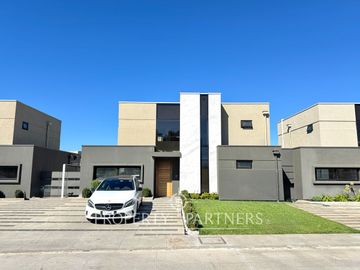 Moderna casa en venta en Condominio Bello Horizonte