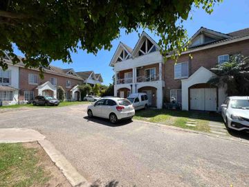 CASA VENTA TRIPLEX EN BARRIO EL MIRADOR HURLINGHAM