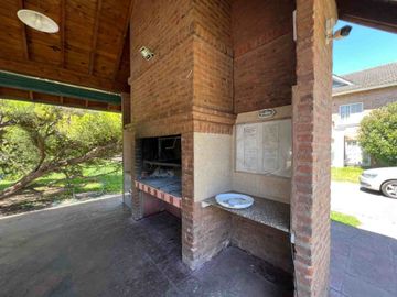 CASA VENTA TRIPLEX EN BARRIO EL MIRADOR HURLINGHAM