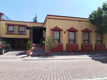 Casa en Club Campestre de un piso estilo hacienda mexicana