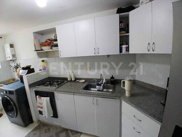SE VENDE ATRACTIVO APARTAMENTO EN NAPOLES