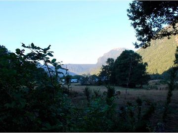 Tu Oasis en Pucón: Parcela en Venta Frente al Lago